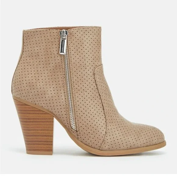 Naressa Boots - Picture 3 of 4